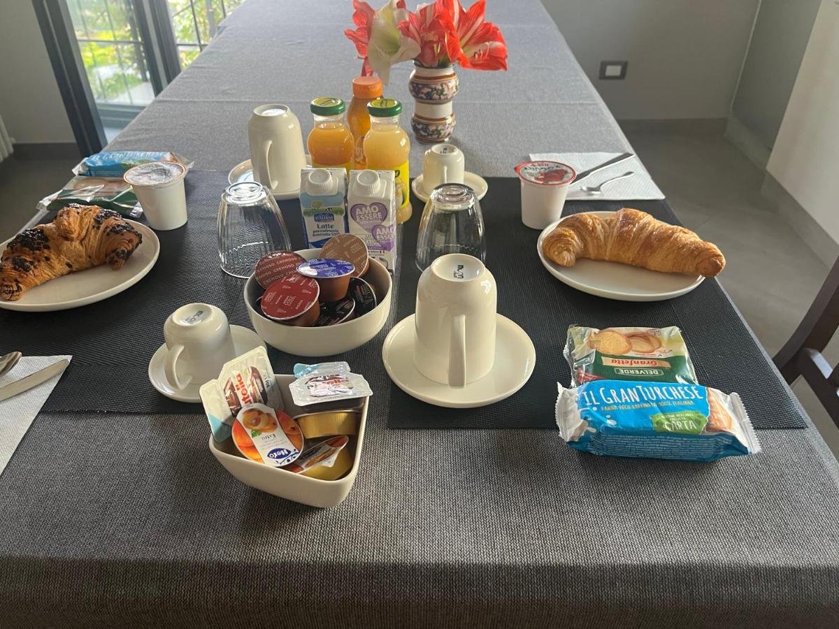 Il tavolo della colazione apparecchiato