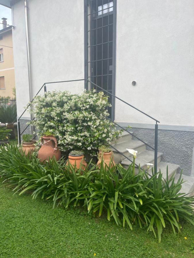 L'ingresso e il giardino della villetta
