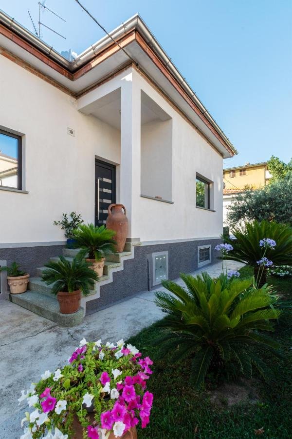 Fassade der freistehenden kleinen Villa mit privatem Garten, Viertel Belvedere, Piacenza