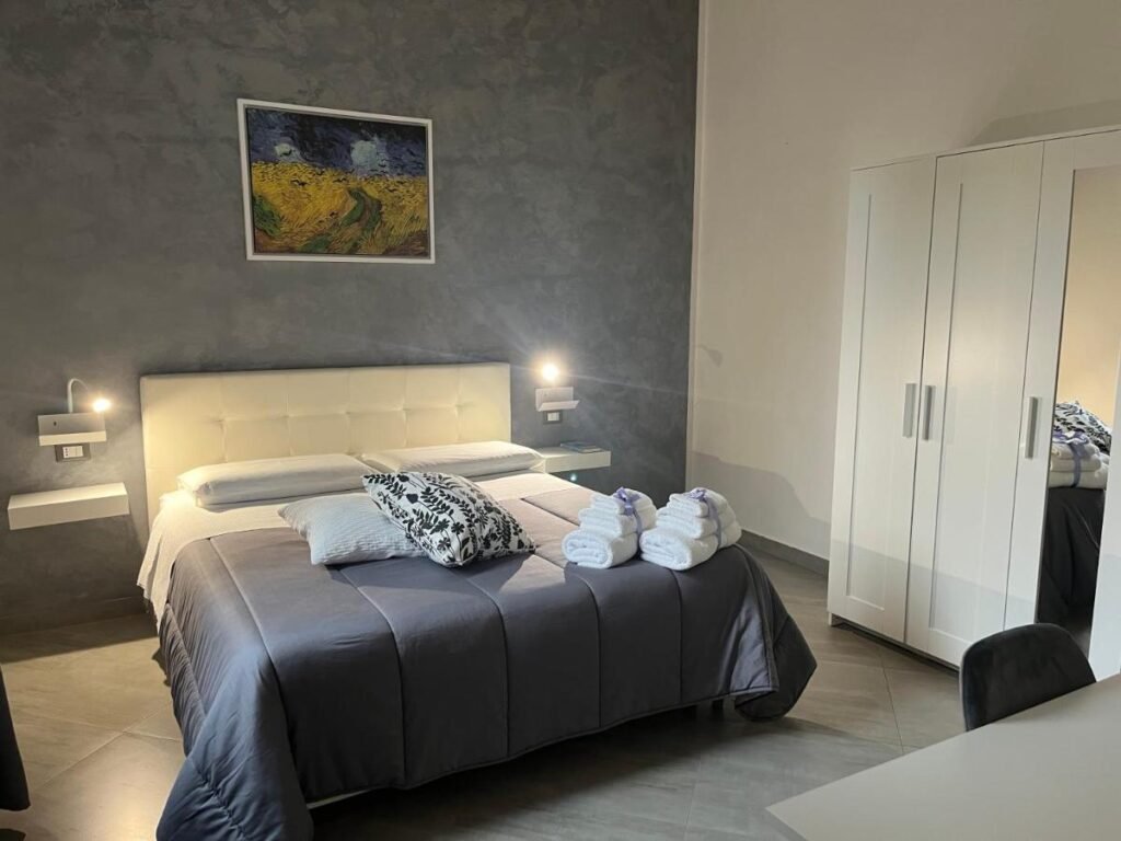 Doppelzimmer mit Kingsize-Bett und Kleiderschrank